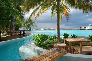 Столик на островке бассейна у ресторана Baazaar